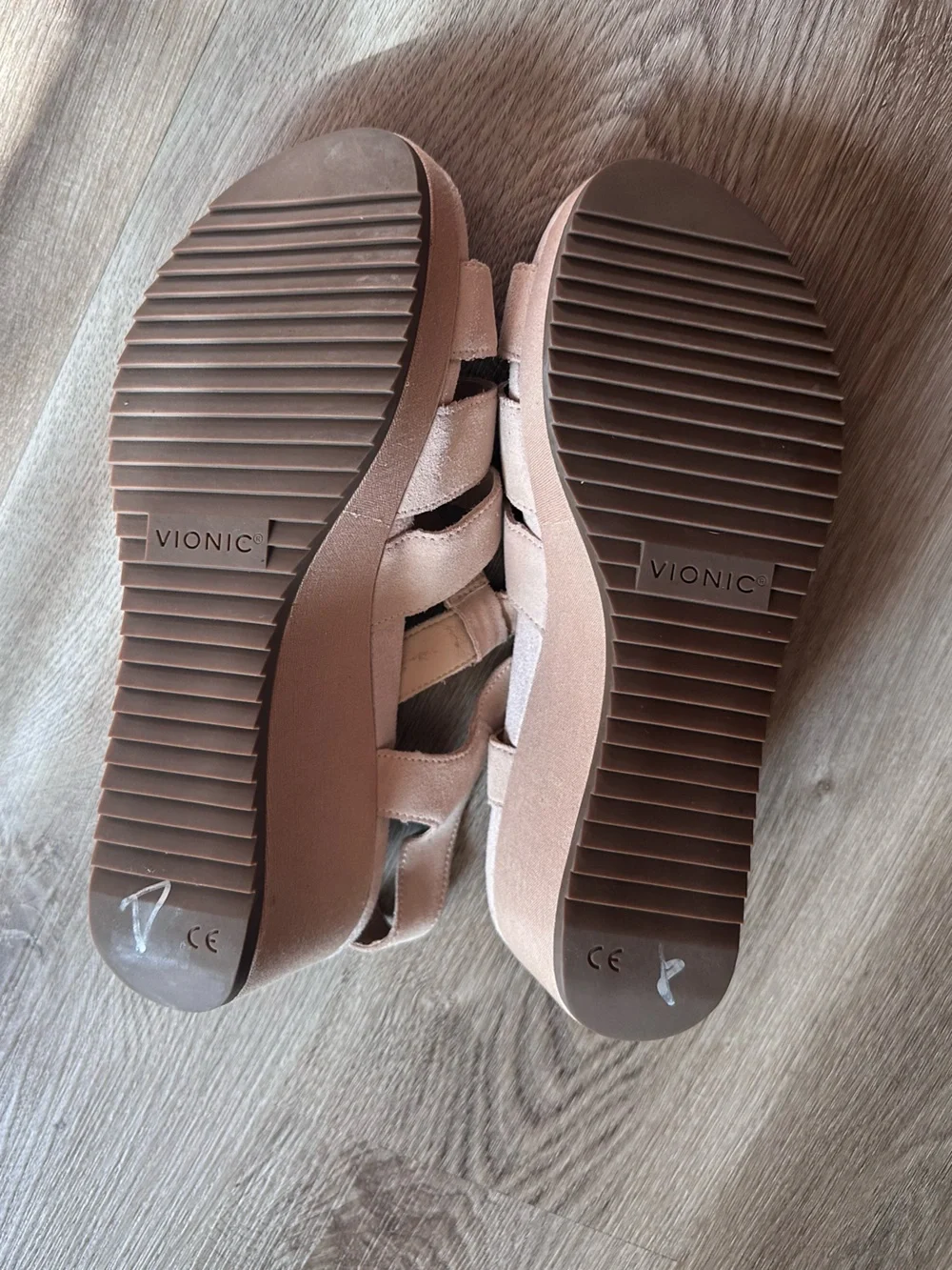 Vionic Hoola Tawny Platform T-Strap Wedge Sandals Nude Suede Leather 11 Wide